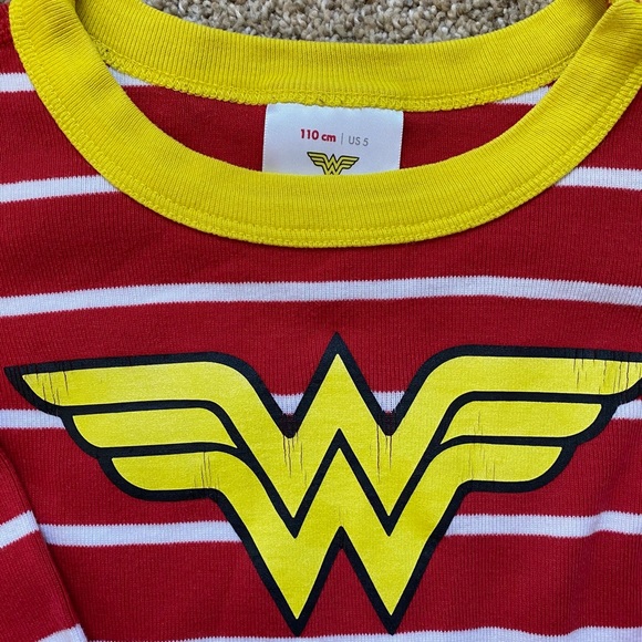 ☀️ 3/$15 Hanna Andersson Wonder Woman pajama top - Picture 5 of 10